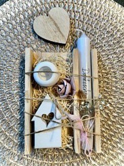 Geschenkset in Holzbox mit Kerze, Kerzenhalter, Häuschen und Holzherz